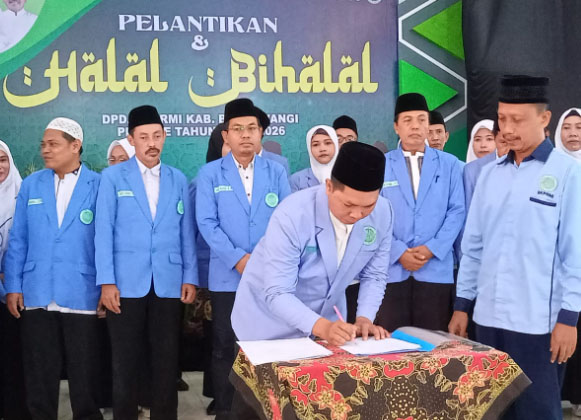 gambar bkprmi, badan komunikasi pemuda, remaja masjid. Paparan Gambar : <p>Terlihat bapak Achmad Sururuddin, S.E. dengan mengenakan pakaian jas seragam BKPRMI warna biru, sedang menandatangani surat pelantikan sebagai ketua umum BKPRMI DPD Banyuwangi, dengan disaksikan oleh Pengurus BKPRMI DPC Jawa Timur dan seluruh pengurus BKPRMI DPD Banyuwangi di belakangnya.</p>