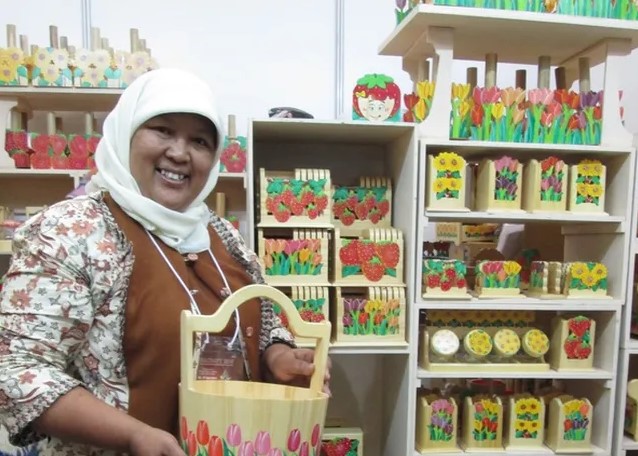 gambar Menyulap Limbah Kayu Jadi Barang Serbaguna