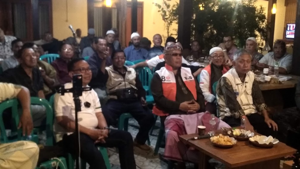 gambar nobar debat capres bersama eggi sudjana