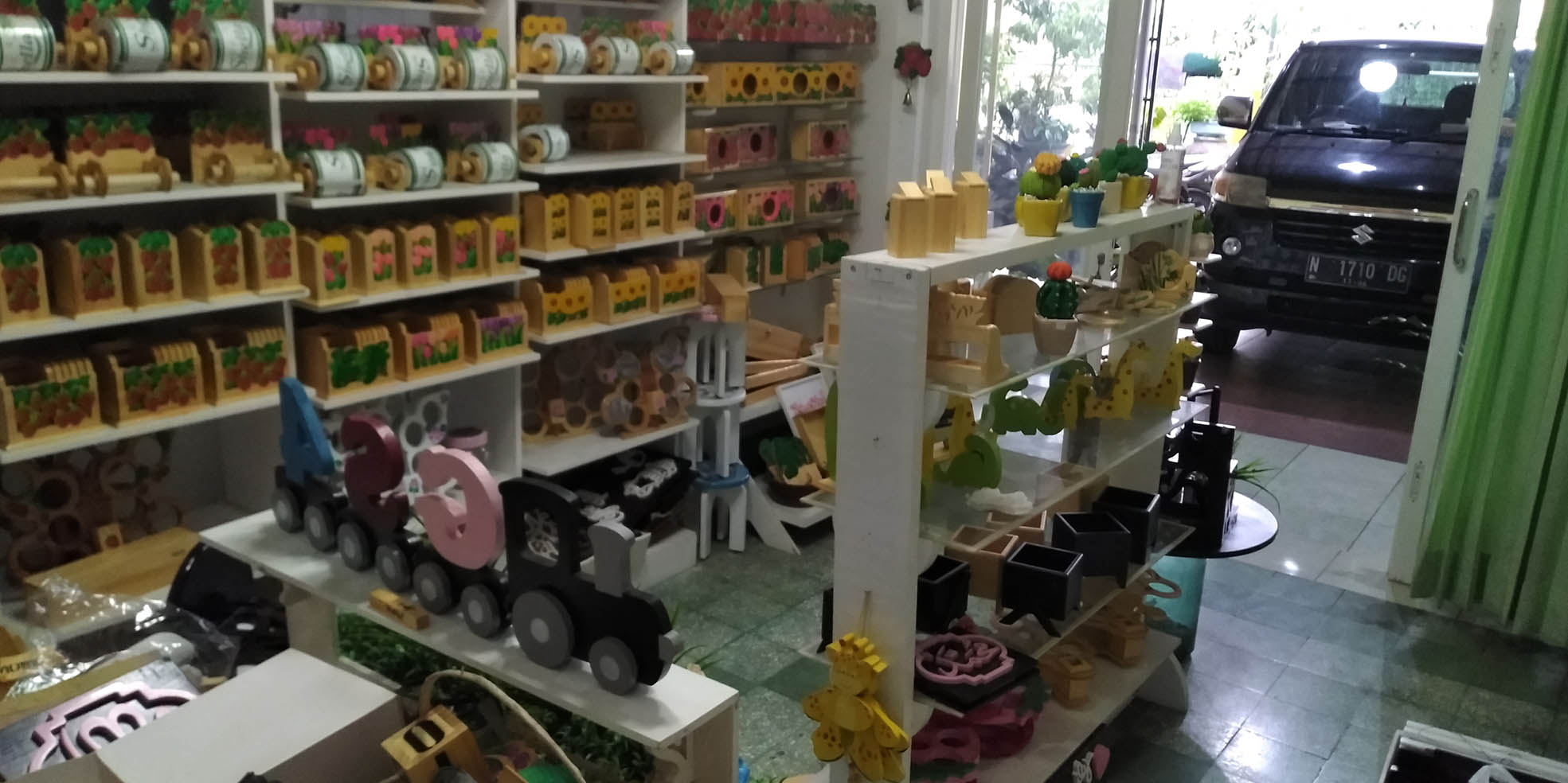gambar Pasutri di Malang Olah Limbah Kayu Jadi Kerajinan