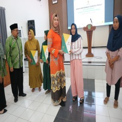 Ratna Puspitasari, Kurator Nasional Memberi Bekal dalam Kegiatan Kurasi UMKM BAZNAS Banyuwangi