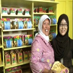 Sulap Limbah Pinus Jadi Kerajinan, Retno Dulang 30 Juta per Bulan