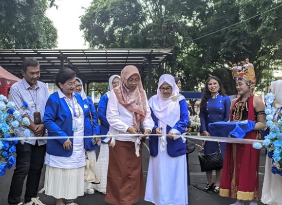 gambar Ulang tahun setengah abad iwapi. Paparan Gambar : <p>Dalam rangka memeriahkan Hari Ulang Tahun (HUT) ke-50, Ikatan Wanita Pengusaha Indonesia (IWAPI) Banyuwangi, gelar serangkaian acara mulai dari workshop hingga bazar Usaha Mikro, Kecil, dan Menengah (UMKM).</p>
<p>Acara yang bertajuk <strong>Kreativitas Wanita, Kekuatan Ekonomi</strong> ini digeber di Gesibu Blambangan, Banyuwangi, pada Jumat 7 Februari hingga Minggu 9 Februari 2025.</p>