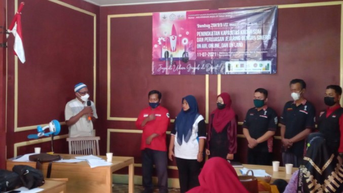 keterangan <p>Ketua DPK LPK Planet FM Wongsorejo secara aklamasi dipilih sebagai Ketua Jaringan Radio Komunitas Blambangan Banyuwangi (JRKBB) periode 2021-2024, (8/8/21).</p>
<p>Tak hanya memilih ketua dan pengurus baru, acara yang digelar di Waroeng D’Lakon juga menyepakati perubahan akronim JRKBB menjadi Jejaring Radio Komunitas Broadcast Banyuwangi.</p>
<div class="google-auto-placed ap_container"> </div>
<p>“Perubahan nama ini bertujuan untuk menyelaraskan nafas dan irama serta gerak organisasi dengan kebutuhan anggota di masa depan,” jelas Aguk Wahyu Nuryadi, Panitia Pengarah Rembug JRKBB</p>