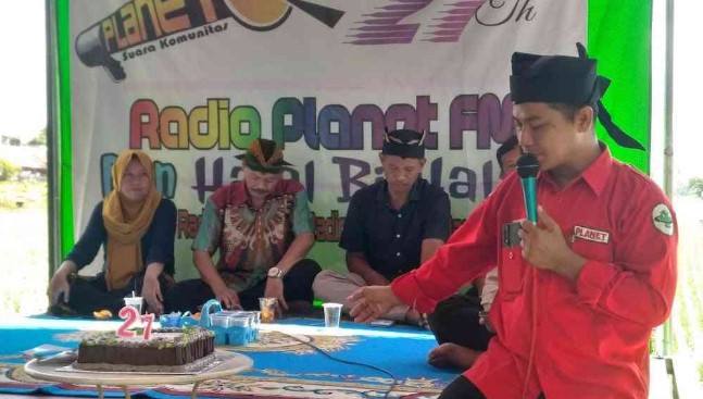 keterangan <p><strong>Banyuwangi, 28 April 2024</strong> - Desa Bajulmati, Kecamatan Wongsorejo, Kabupaten Banyuwangi, menjadi saksi kehangatan acara Halal Bihalal Komunitas yang juga menjadi perayaan ulang tahun ke-27 <a href="https://www.kompasiana.com/tag/radio-planet-fm-banyuwangi">Radio Planet FM Banyuwangi</a>.</p>
<p>Acara yang dihadiri oleh perwakilan pengurus <a href="https://www.kompasiana.com/tag/jaringan-radio-komunitas-indonesia">Jaringan Radio Komunitas Indonesia</a> (<a href="https://www.kompasiana.com/tag/jrki">JRKI</a>), Ibu Indah Catur Chyaningtyas, Pengurus dan Pembina <a href="https://www.kompasiana.com/tag/jaringan-radio-komunitas-dan-broadcast-banyuwangi">Jaringan Radio Komunitas dan Broadcast Banyuwangi</a> (<a href="https://www.kompasiana.com/tag/jrkbb">JRKBB</a>), serta para alumni dan pendiri Radio Planet FM, Hadi Purwanto yang akrab disapa Mas Venus, mengundang simpati dan perhatian dari seluruh komunitas.</p>