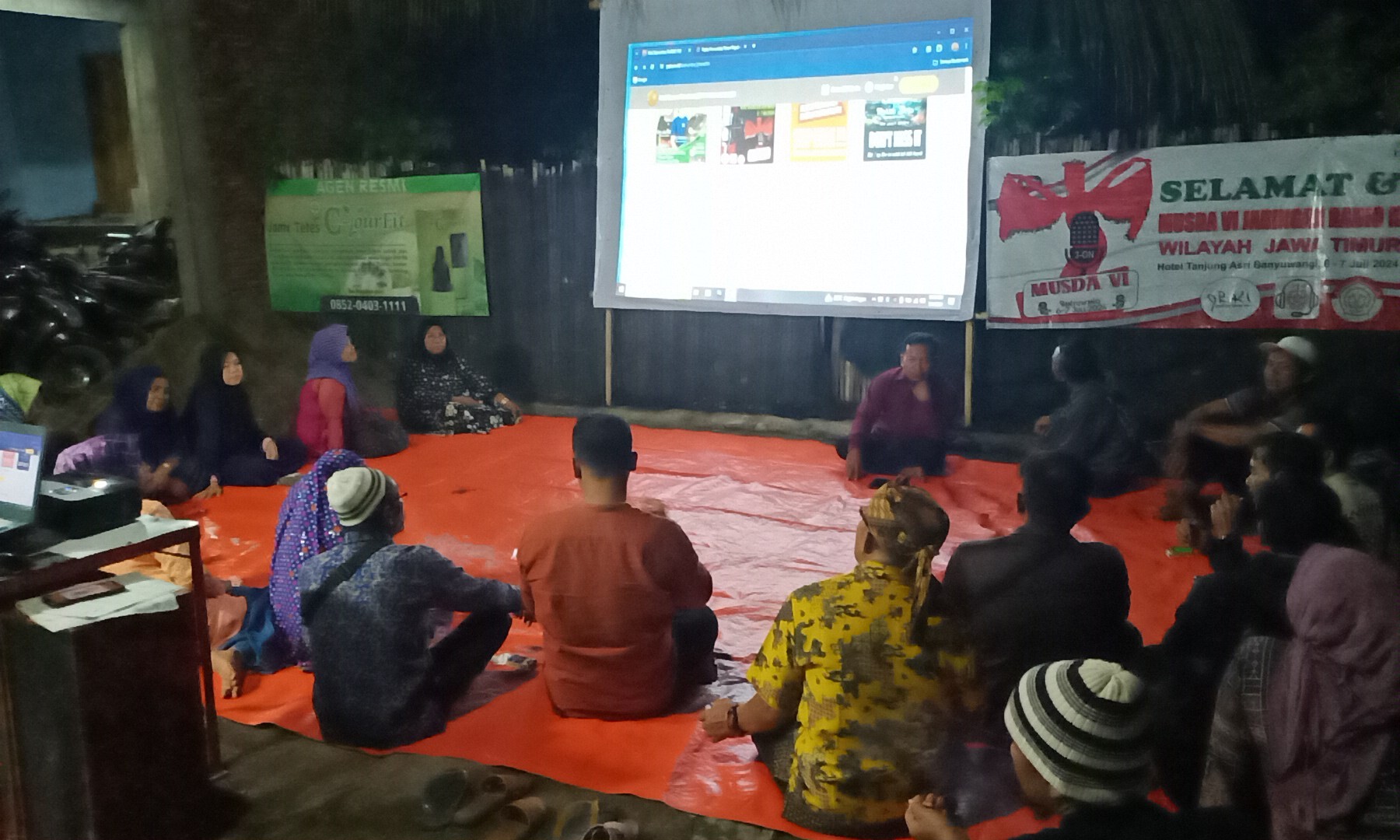 keterangan <p>Anggota Komunitas Planet FM berkumpul untuk rembug dalam rencana pelaksanaan kegiatan bulan Juli dan Agustus 2024. </p>
<p>Acara rembug di laksanakan di halaman studio Planet FM di pandu oleh ketua BPPK, Wisnu Husen, Rabo, 3/7/224. </p>