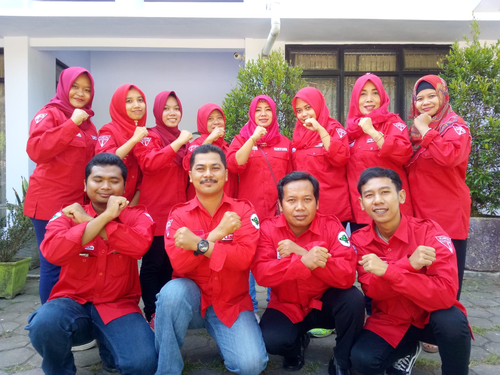 keterangan <p>Foto bersama para crew Planet FM yang siap melayani dan menemani para pendengar dan pemirsa.</p>