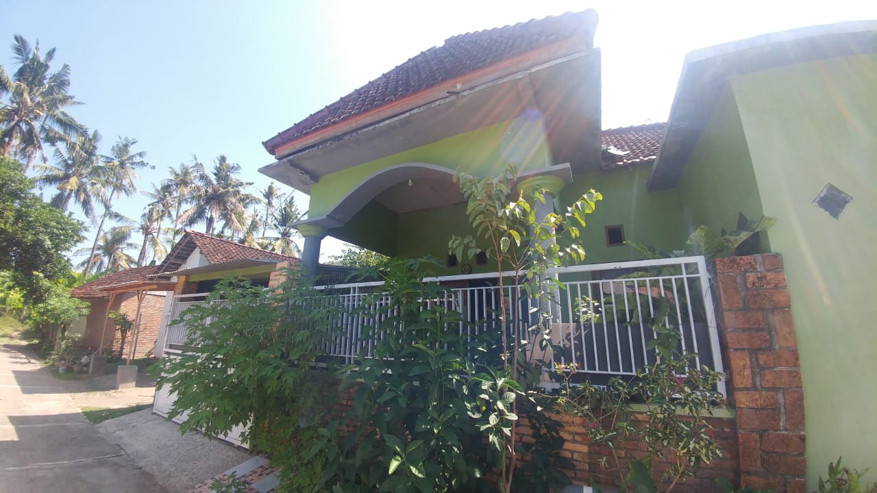gambar jual rumah banyuwangi. Paparan Gambar : <p>Rumah warna hijau model tipe 36 yang sudah dibangun dan dikembangkan</p>