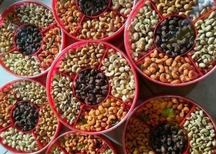 gambar Kacang mete olah varian. Paparan Gambar : <p>Ini kacang ini kacang mete mix varian rasa ada rasa balado ada rasa original ada rasa barbeque semuanya enak</p>