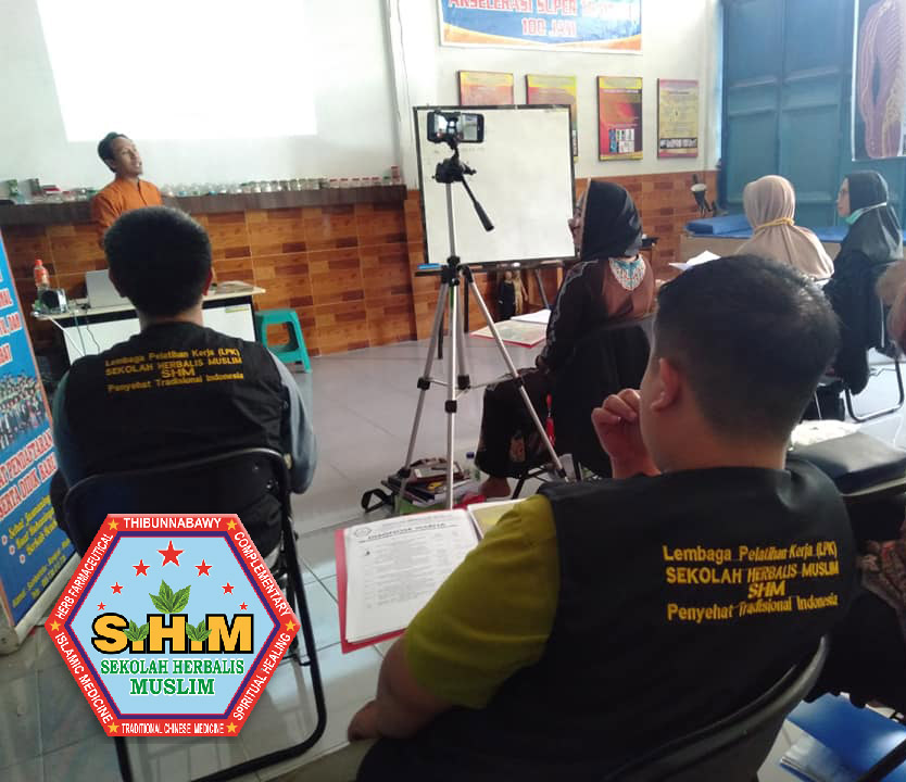gambar kelas pelatihan bektogur, terapi bekam totok gurah. Paparan Gambar : <p>Suasana dalam kelas teori Sekolah Herbalis Muslim.</p>