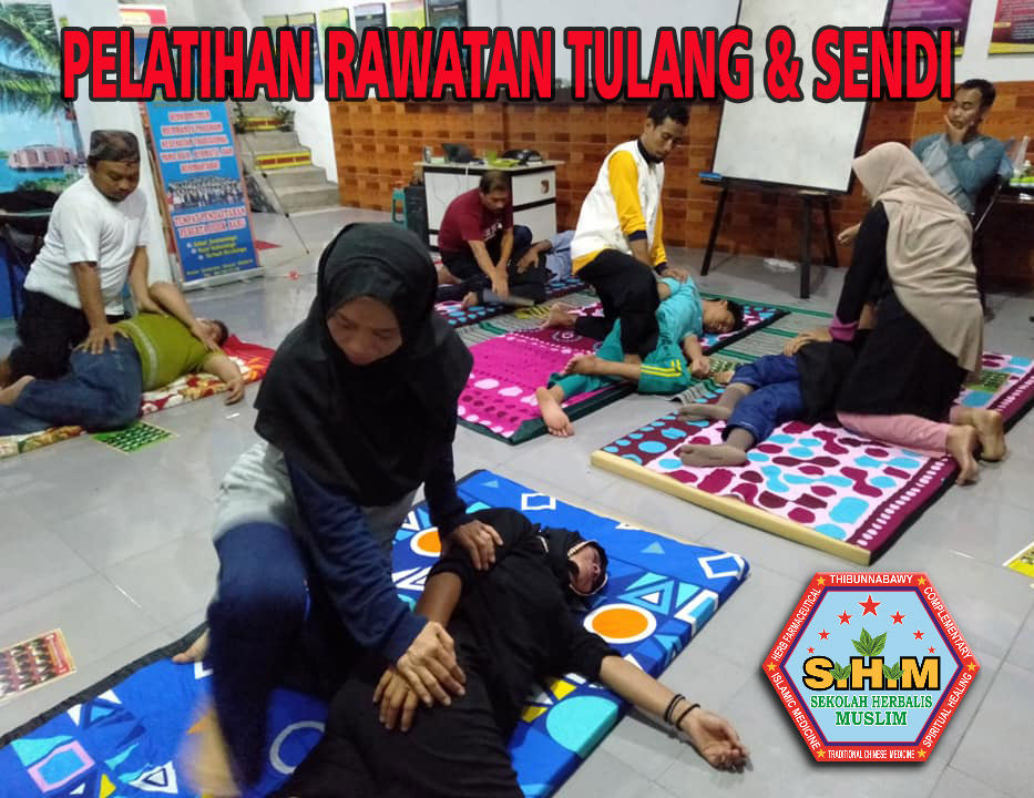 gambar pelatihan rawatan tulang dan sendi, terapi rts. Paparan Gambar : <p>Suasana dalam kelas praktek sekolah herbalis muslim.</p>