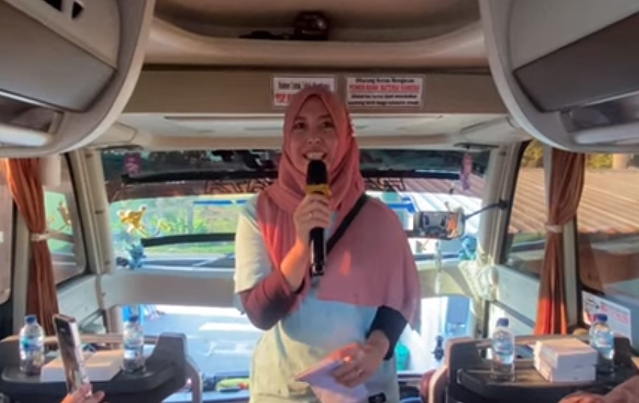Ratna Puspitasari Tour Leader dan Guide