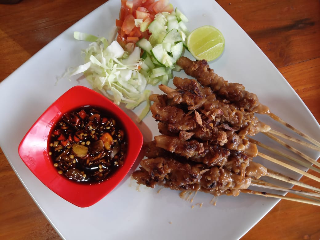 gambar sate jamur gurih enak lezat tiram jamur kuliner banyumas purwokerto. Paparan Gambar : <p>Sate jamur JATIAR. Kuliner kekinian dari bahan baku jamur tiram. Sekarang banyak orang yang mulai mengurangi mengekomsumsi daging. ini biasanya untuk menghindari kegemukan maupun menghindari kolestrol. Makanya mereka mencari kuliner apa ya yang bisa menggantikan daging. salah satu makanan atau sayuran yang mempuyai tektur dan lezat menyerupai daging yaitu jamur. untuk itu sate jamur JATIAR memberikan solusi kepeda para pecinta kuliner non daging. ingat jamur sudah lezat secara alami. Sate Jamur JATIAR kelezatan alami khas jamur. Murah sata Jamur JATIAR cuma lima belas ribu aja.</p>