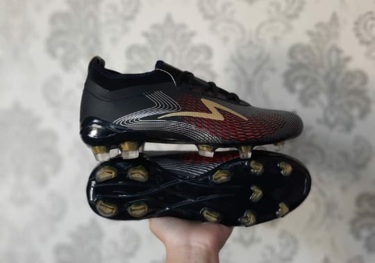 gambar sepatu bola komponen merk specs