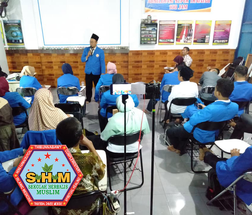 gambar sertifikasi pratima, praktisi kesehatan tingkat mahir. Paparan Gambar : <p>Suasana dalam kelas teori di Sekolah Herbalis Muslim.</p>
