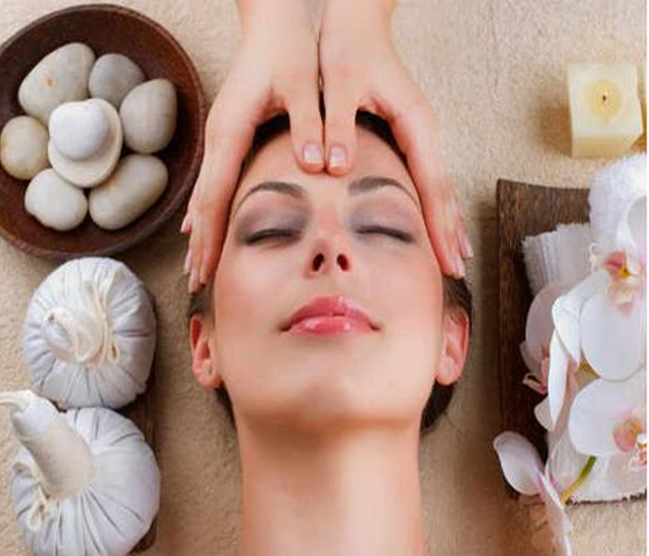 gambar totok wajah banyuwangi, terapi kecantikan banyuwangi, terapis niken kurnia, omah sehat bunda, terapis banyuwangi. Paparan Gambar : <p>Terlihat gambar wajah seorang cantik yang sedang menjalani perawatan totok wajah kecantikan.</p>