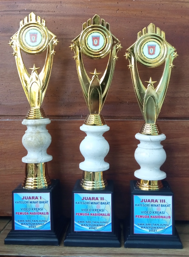 gambar trophy piala vandel marmer murah banyuwangi. Paparan Gambar : <p>Terlihat 1 set trophy yang terdiri dari 3 buah trophy onyx bertingkat.</p>