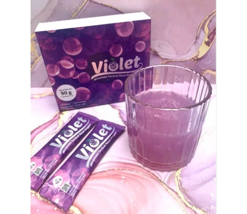 gambar Violet Rasa Alami untuk Kulit Sehat dan Cerah. Paparan Gambar : <p>Terdapat gambar 1 kotak produk violet warna ungu. Di sebelahnya tersaji segelas kecil violet yang telah diseduh dan siap diminum. Dan disebelahnya lagi tersaji 2 stik atau 2 bungkus stik violet yang telah dikeluarkan dari kotaknya.</p>