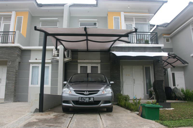 Tenda teras rumah yang dapat menaungi mobil